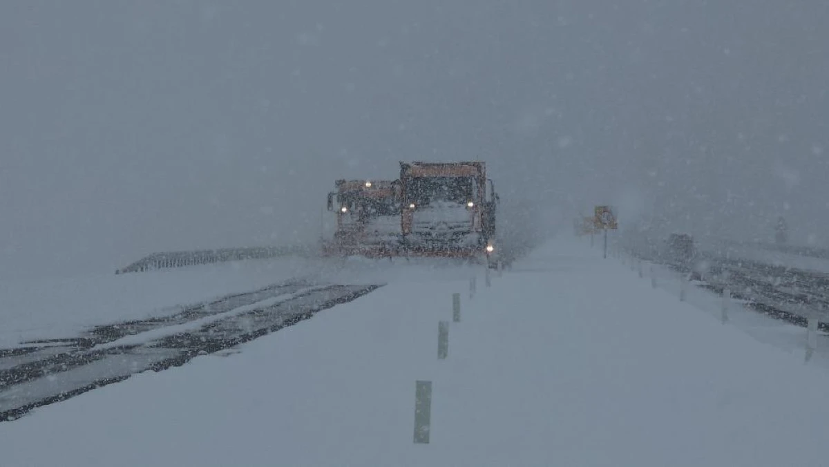 Van&rsquo;da nisan s&uuml;rprizi: Lapa lapa kar yağışı şehri beyaza b&uuml;r&uuml;d&uuml;