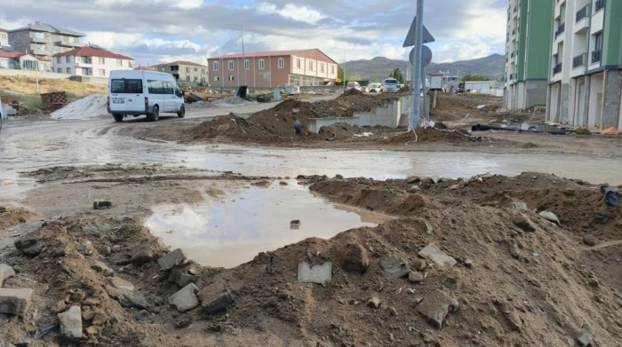 Van'da &ouml;ğrencilerin okul yolunda &ccedil;amur &ccedil;ilesi