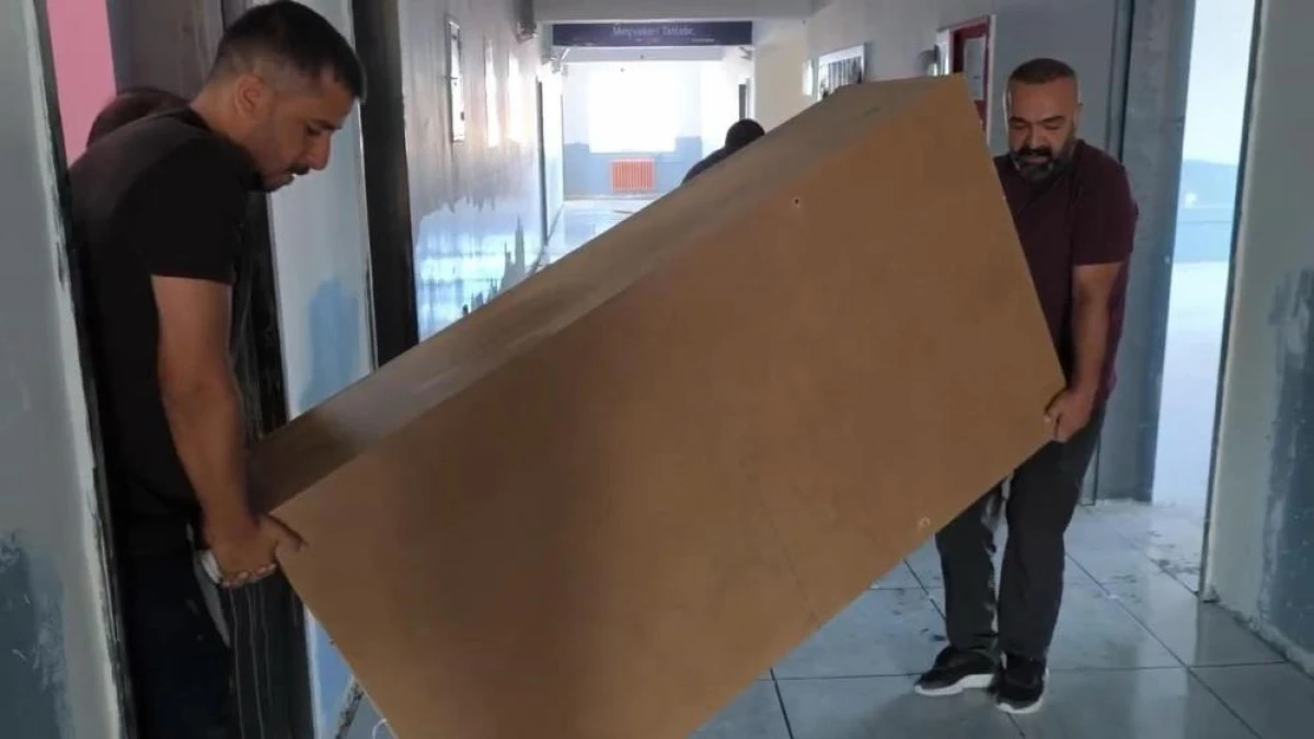 Van'da &ouml;ğretmenler okulun y&uuml;k&uuml;n&uuml; birlikte omuzladı