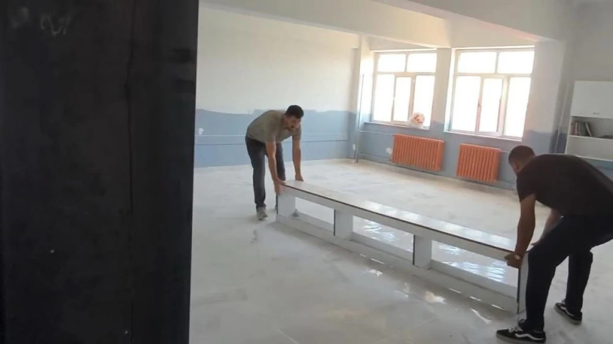 Van'da &ouml;ğretmenler okulun y&uuml;k&uuml;n&uuml; birlikte omuzladı
