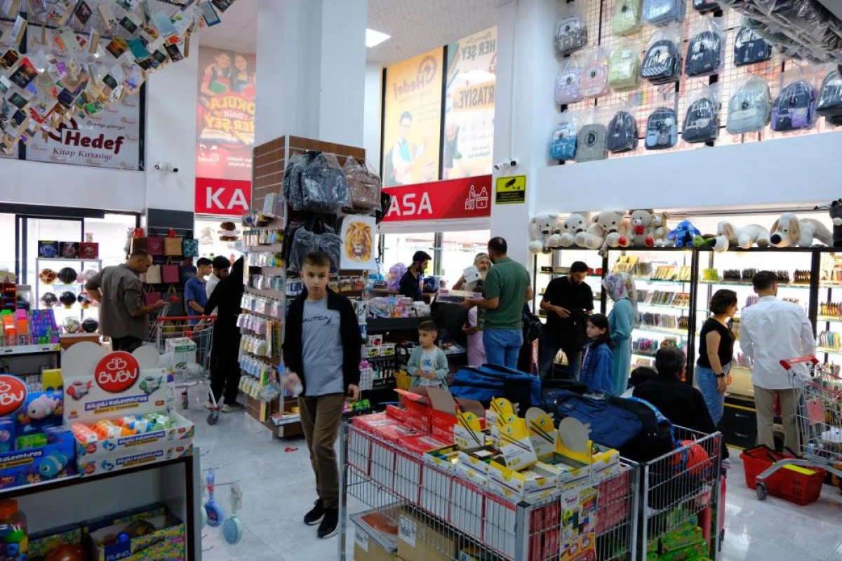 Van&rsquo;da okul alışverişi hızlandı: Kırtasiyelerde bazı &uuml;r&uuml;nler t&uuml;kendi