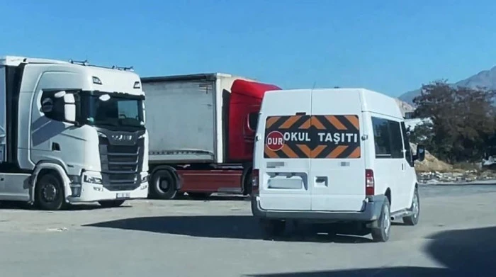 Van'da 'okul taşıtı' yazan araçta 35 kilo metamfetamin ele geçirildi