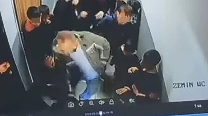 Van'da okulda dehşet: &Ccedil;ocuğuna kartopu atan &ouml;ğrenciyi koridorda darp etti