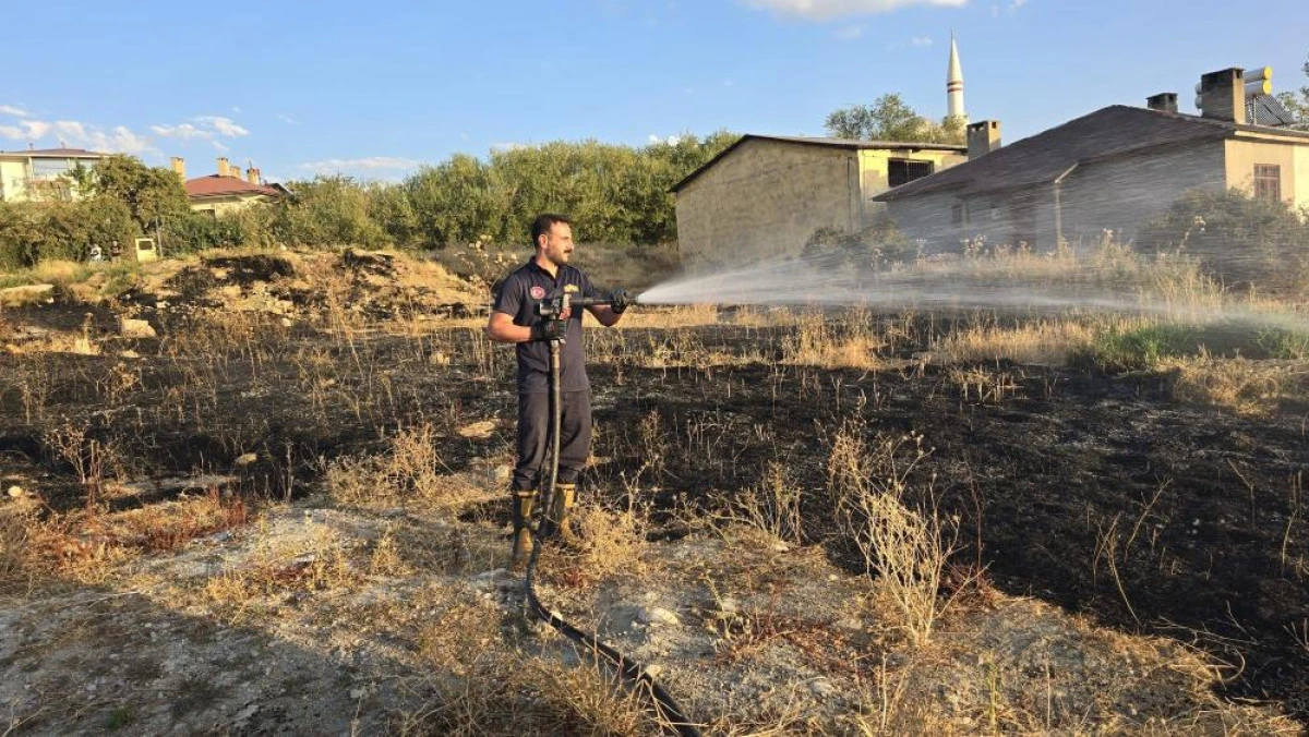 Van'da &ouml;rt&uuml; &uuml;st&uuml; yangını