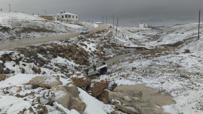 Van'da otomobil dereye u&ccedil;tu: 3 yaralı