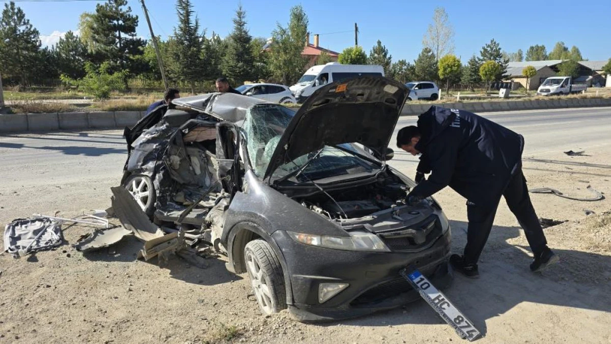 Van&rsquo;da otomobil ile kamyonet &ccedil;arpıştı: 5 yaralı