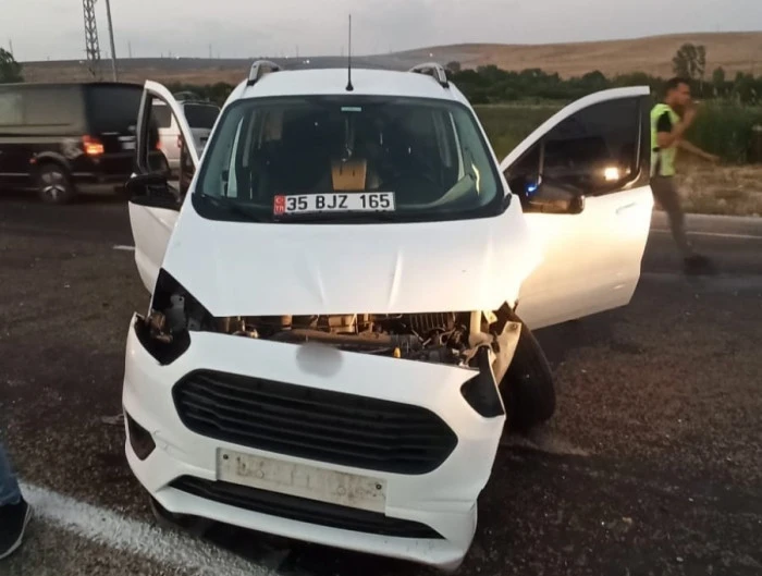 Van'da otomobil ile kamyonet çarptı: 6 yaralı