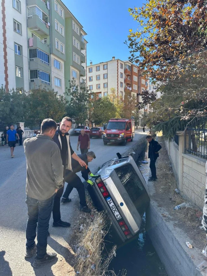 Van'da otomobil su kanalına düştü: 1 yaralı