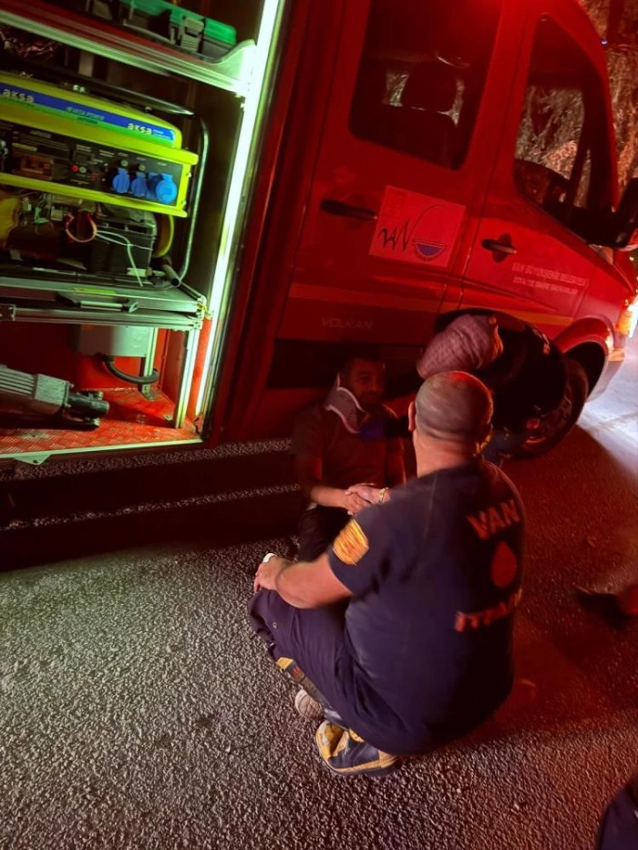 Van'da otomobil su kanalına düştü: 1 yaralı