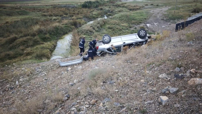 Van'da otomobil takla attı: 2 yaralı