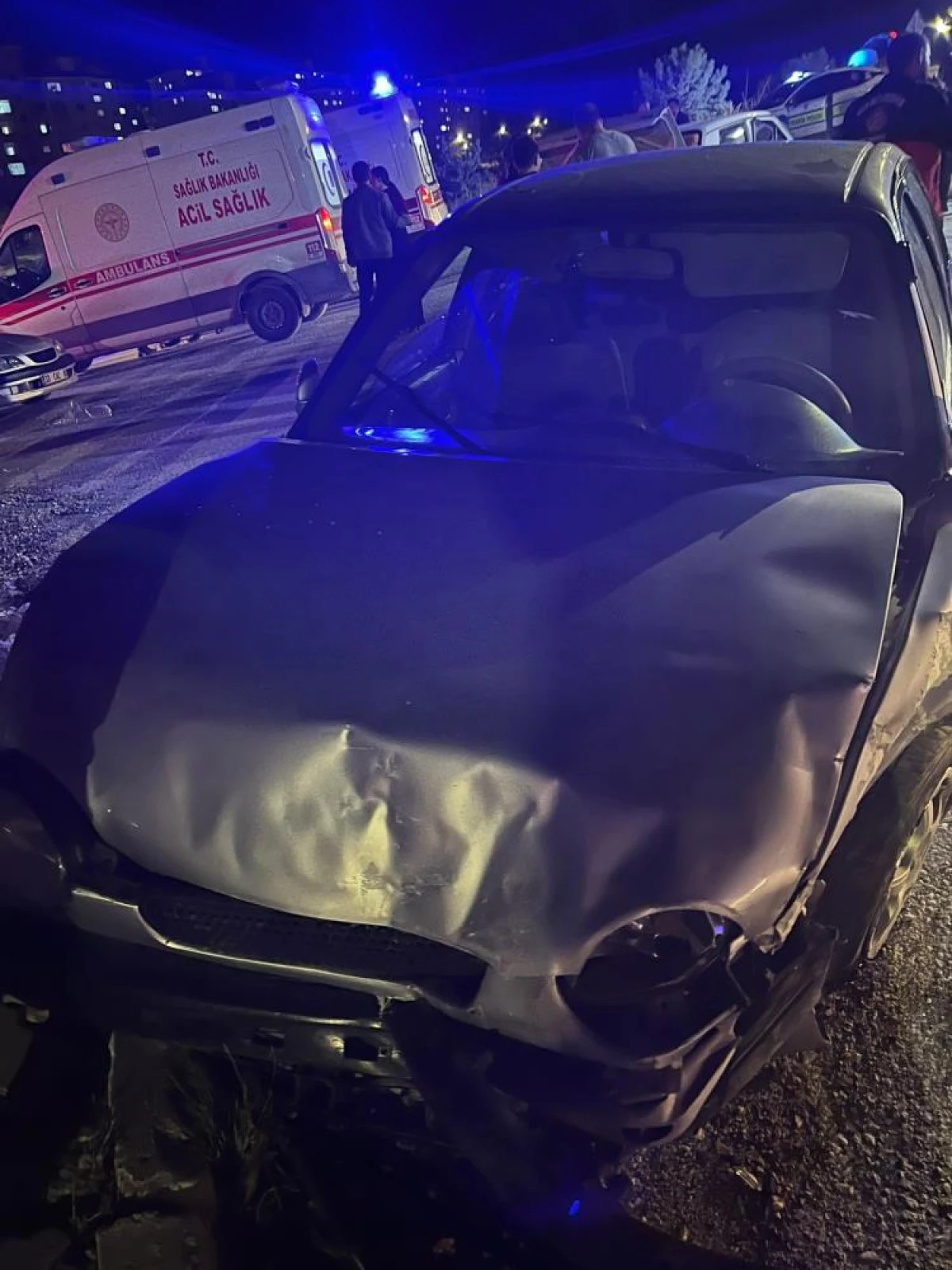 Van&rsquo;da otomobiller &ccedil;arpıştı: 3 yaralı