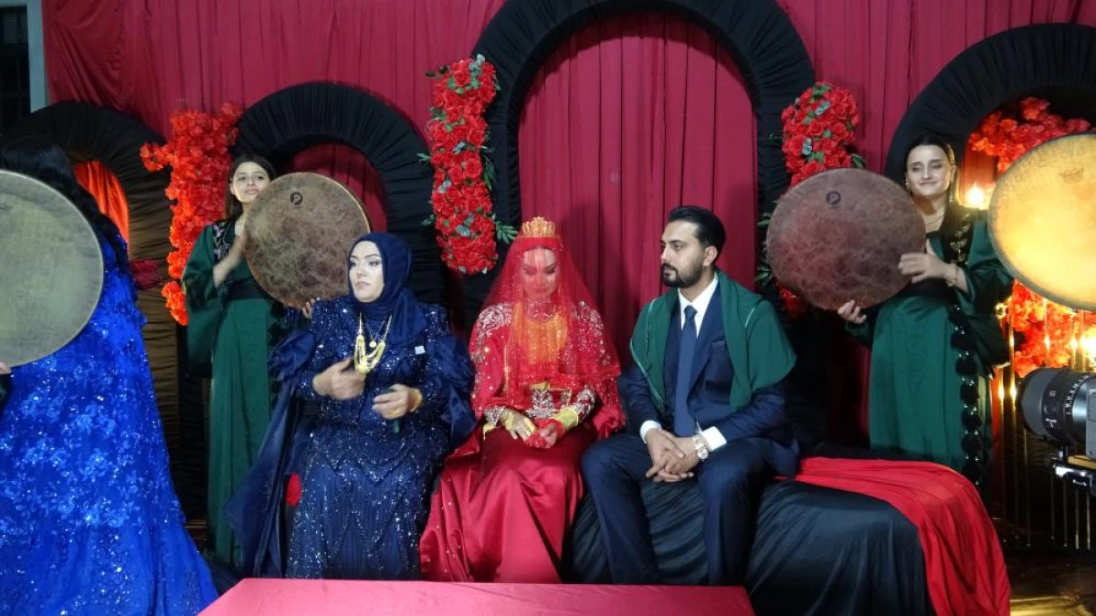 Van'da paraların havada u&ccedil;uştuğu d&uuml;ğ&uuml;n: Damada yaklaşık 20 milyon TL, geline kilolarca altın takıldı