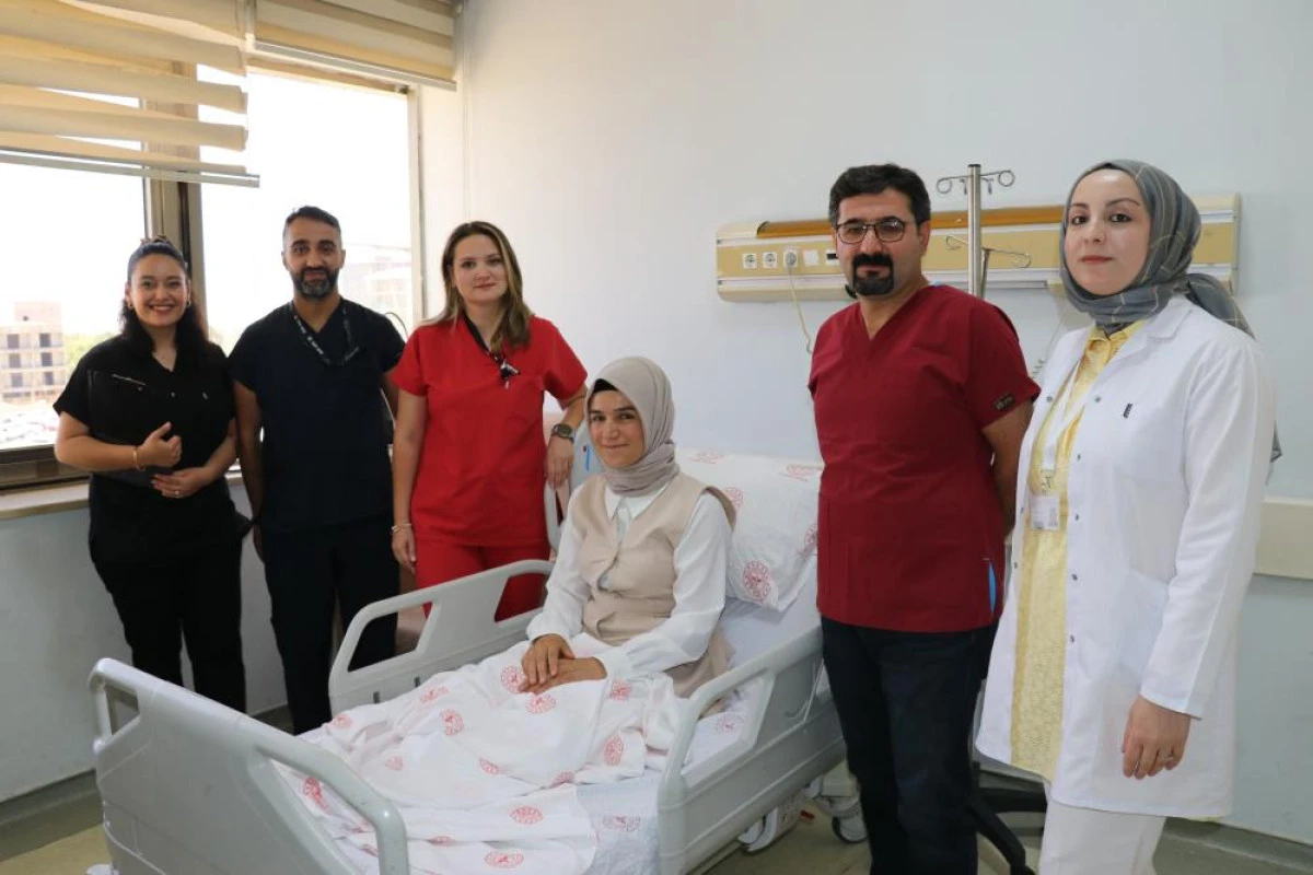 VAN’DA PARATİROİD BEZİ YANLIŞ  YERDE OLAN KADIN HASTA KAPALI  AMELİYATLA SAĞLIĞINA KAVUŞTU