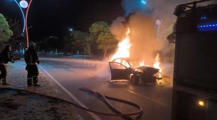 Van'da park halindeki araca çarpan otomobil alev alev yandı