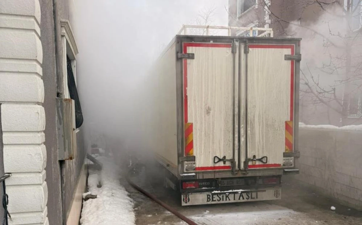 Van'da park halindeki kamyonet yandı