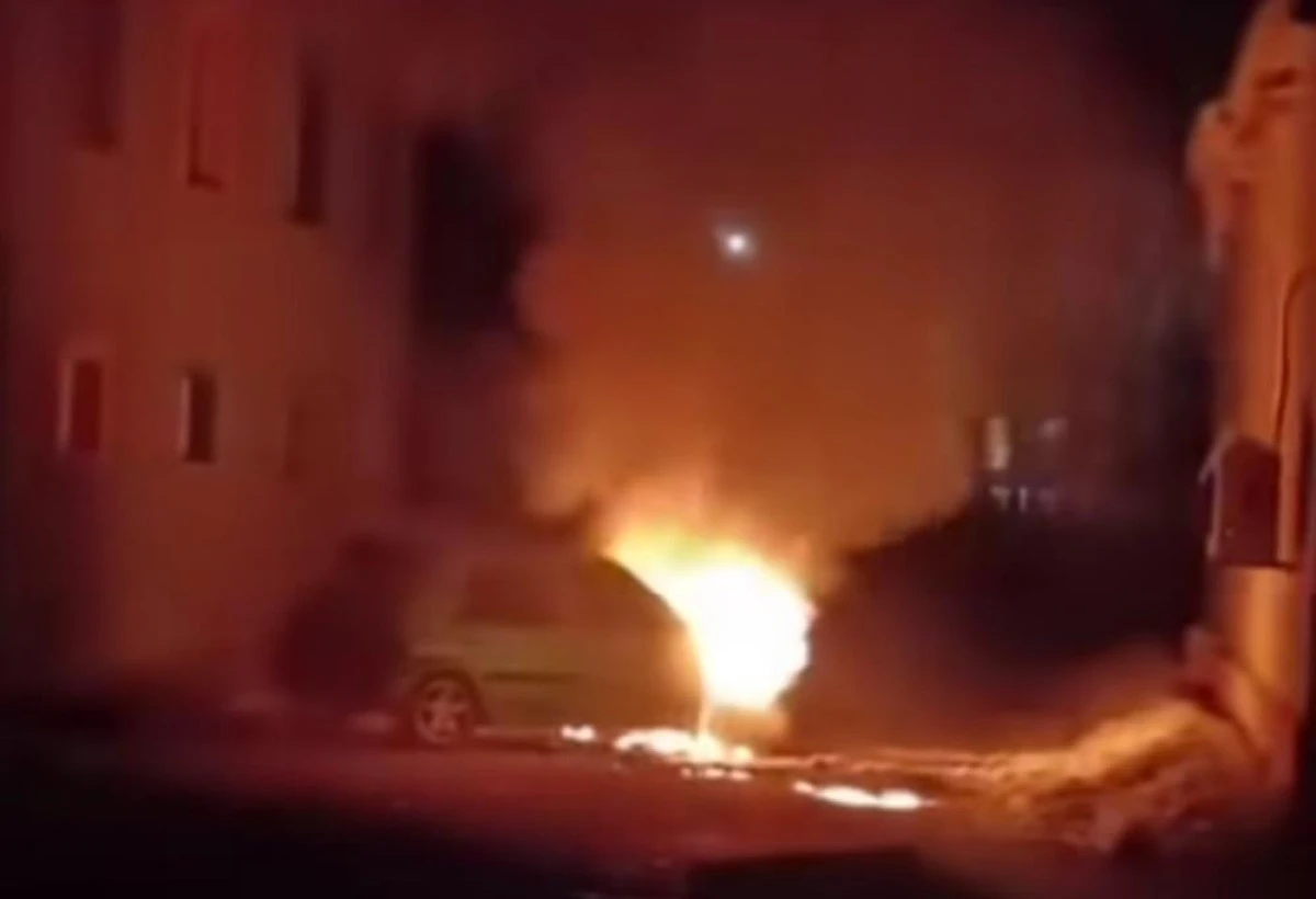 Van'da park halindeki otomobil yandı