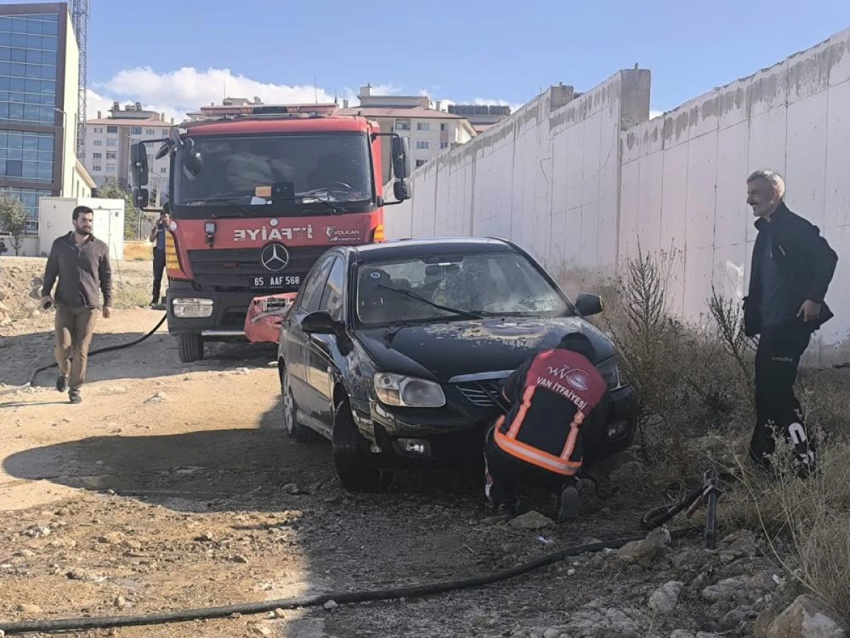 Van'da park halindeki otomobilde yangın