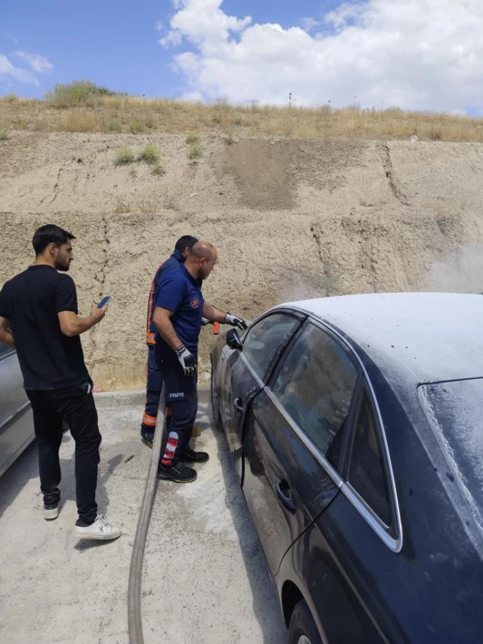 Van'da park halindeki otomobilin motoru yandı