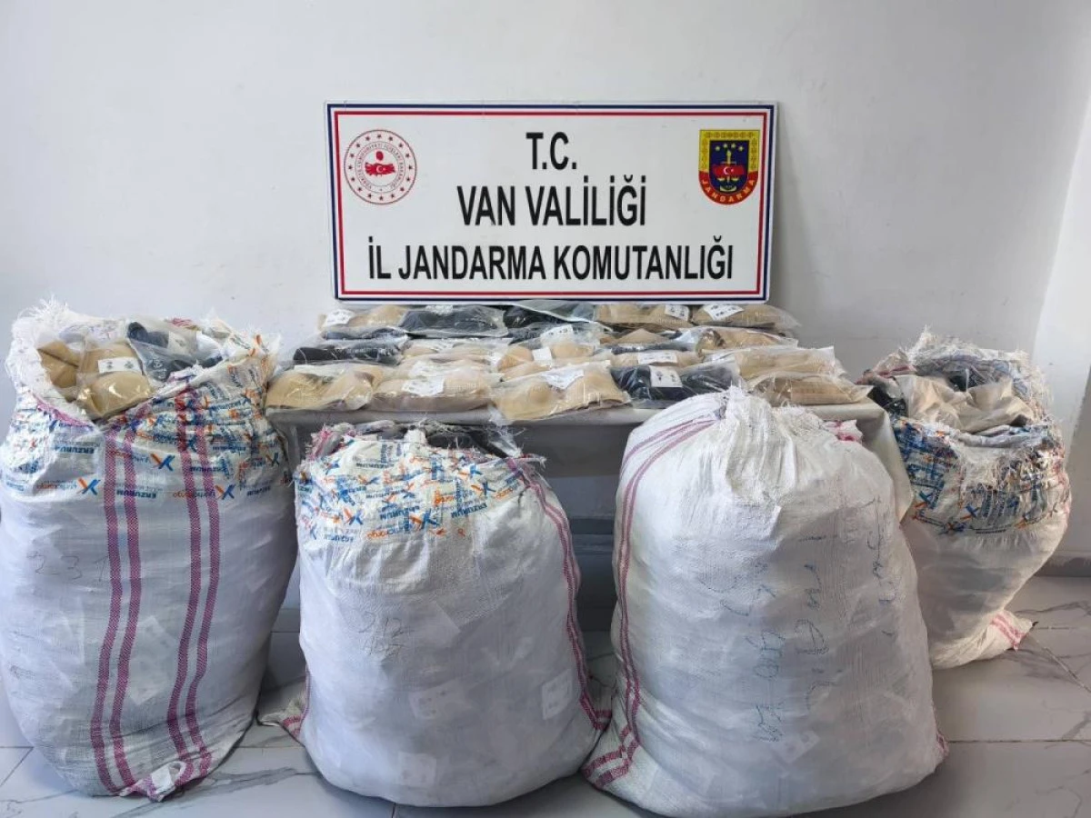 Van'da piyasa değeri yaklaşık 1 milyon 50 bin TL olan kaçak malzeme ele geçirildi