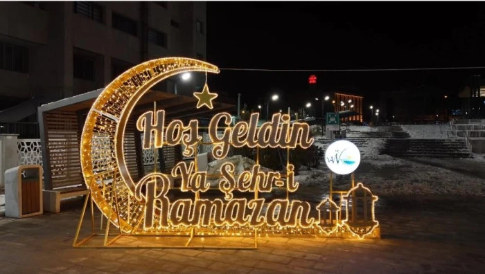  Van'da Ramazan ışıltısı: Kent meydanları g&ouml;rsel ş&ouml;lene d&ouml;n&uuml;şt&uuml;
