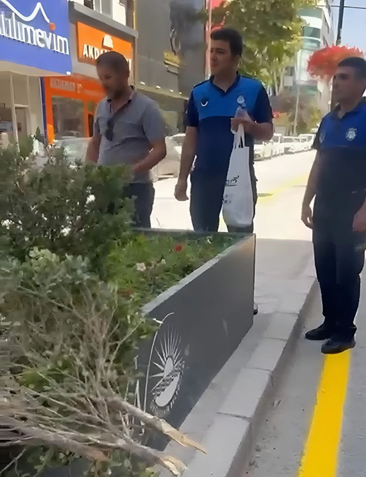 Van'da refüjdeki çiçek ve fidanlara zarar veren şahıs suçüstü yakalandı