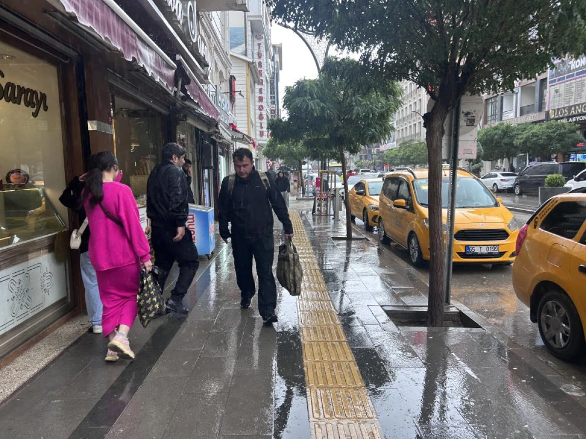 Van'da sağanak vatandaşı hazırlıksız yakaladı