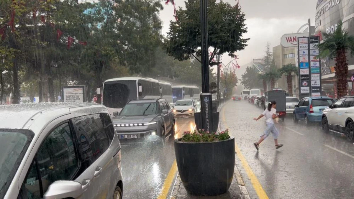 Van'da sağanak yağış
