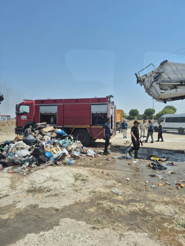 Van'da seyir halindeki &ccedil;&ouml;p kamyonunda yangın