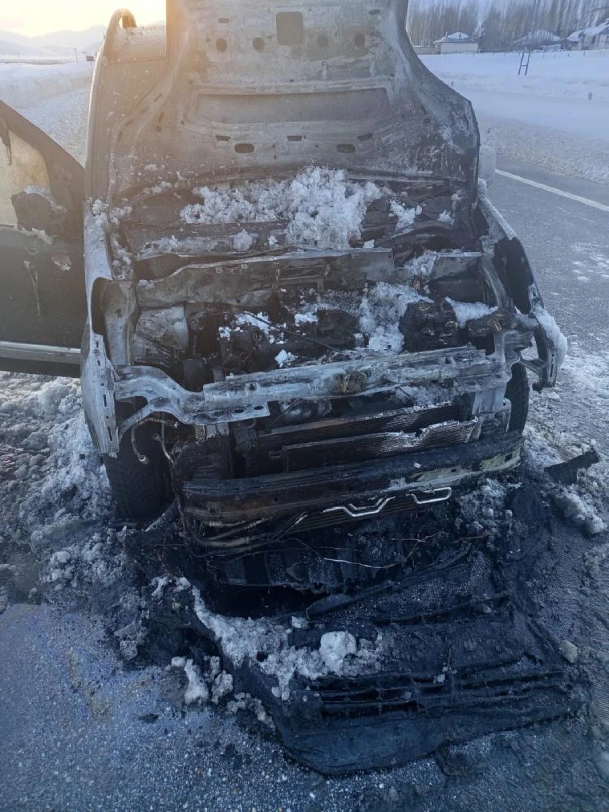  Van'da seyir halindeki kamyonet yandı