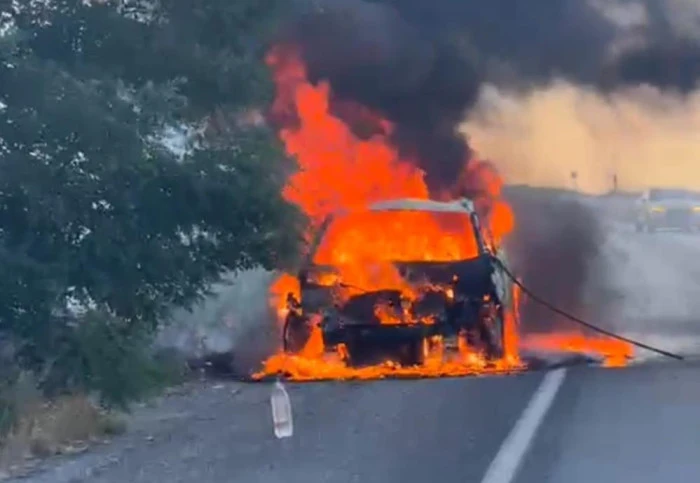 Van'da seyir halindeki otomobil alev alev yandı