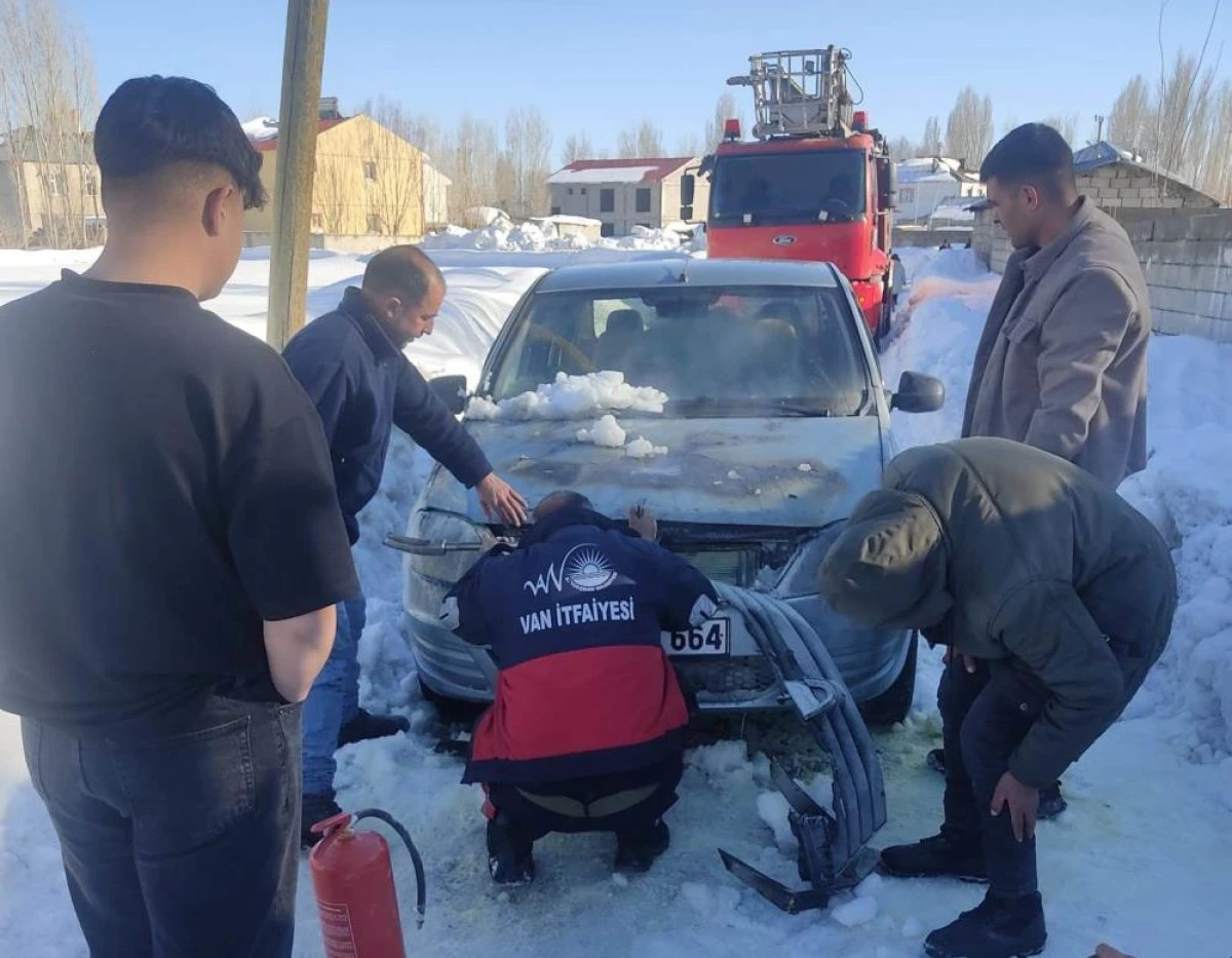 Van'da seyir halindeki otomobil yandı