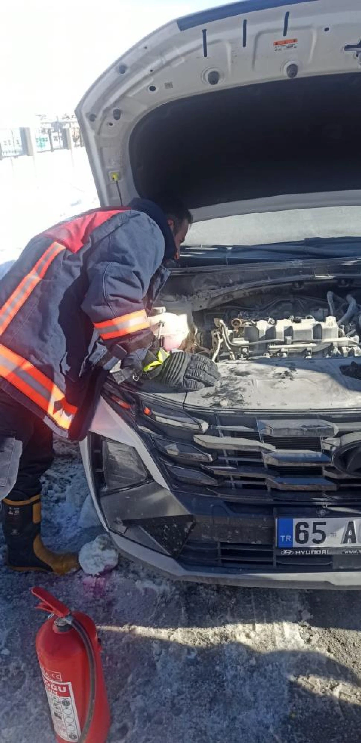 Van'da seyir halindeki otomobil yandıVan'da seyir halindeki otomobil yandı