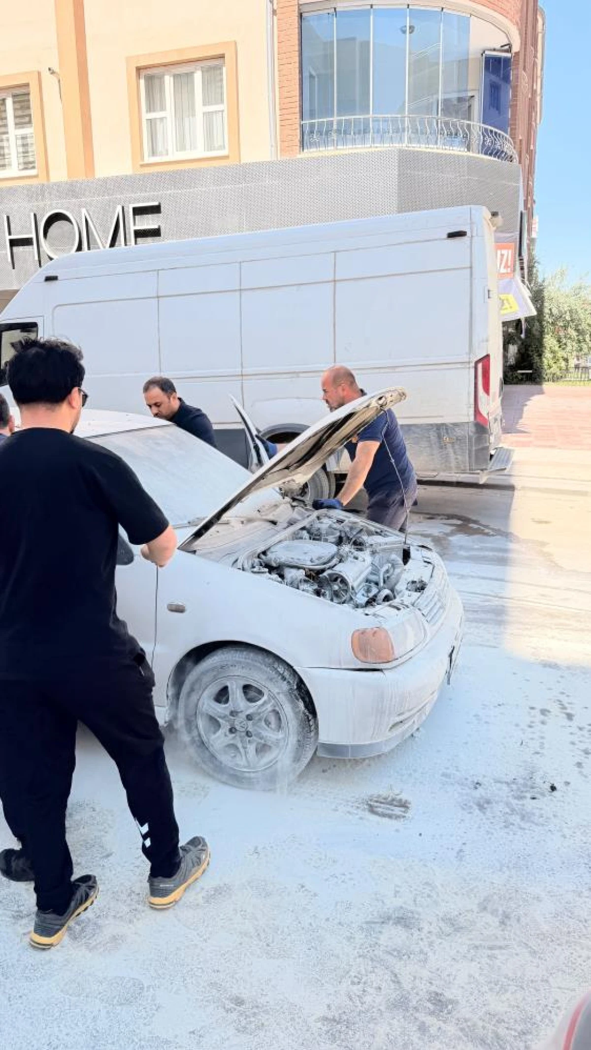 Van'da seyir halindeki otomobilin motoru yandı