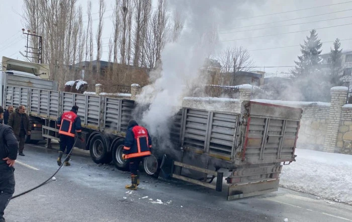 Van&rsquo;da seyir halindeki tırın lastikleri yandı