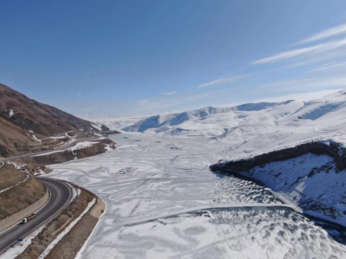 Van'da Sibirya soğukları: Dev barajlar buz tuttu