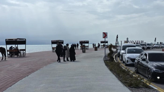 Van'da sıcak havayı fırsat bilen vatandaşlar sahile akın etti