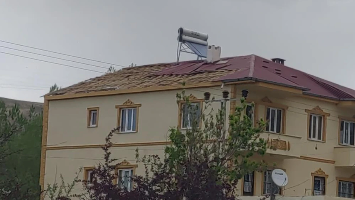 Van’da şiddetli fırtına: Çatılar uçtu