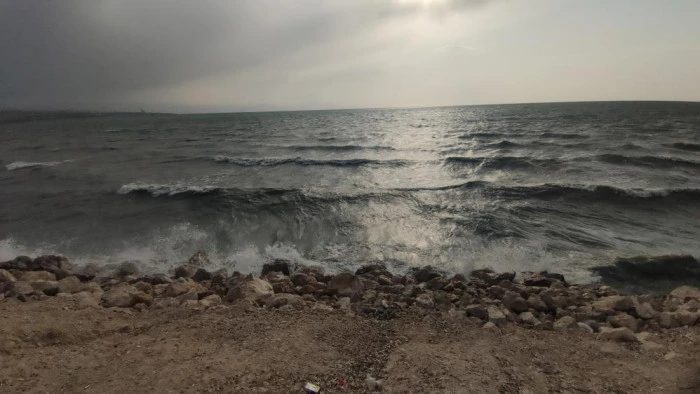 Van'da şiddetli rüzgar: Dalgalar Van Gölü sahilini dövdü