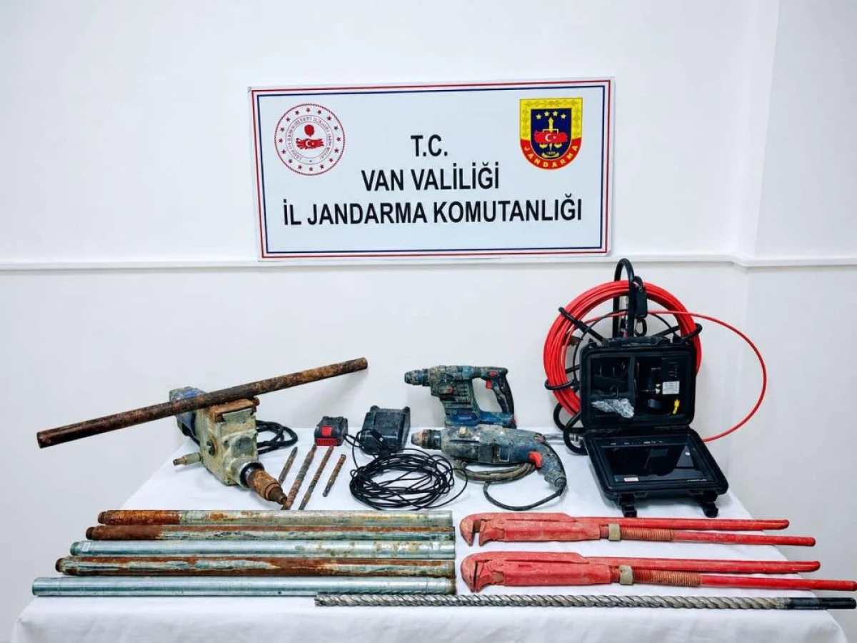Van'da sit alanında ka&ccedil;ak kazı yapan 2 kişi su&ccedil;&uuml;st&uuml; yakalandı