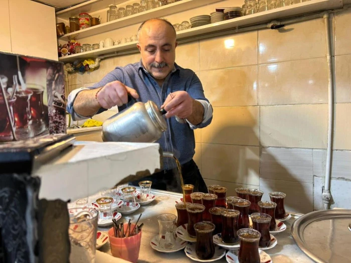 Van'da soba başında 83 yıllık &ccedil;ay geleneği