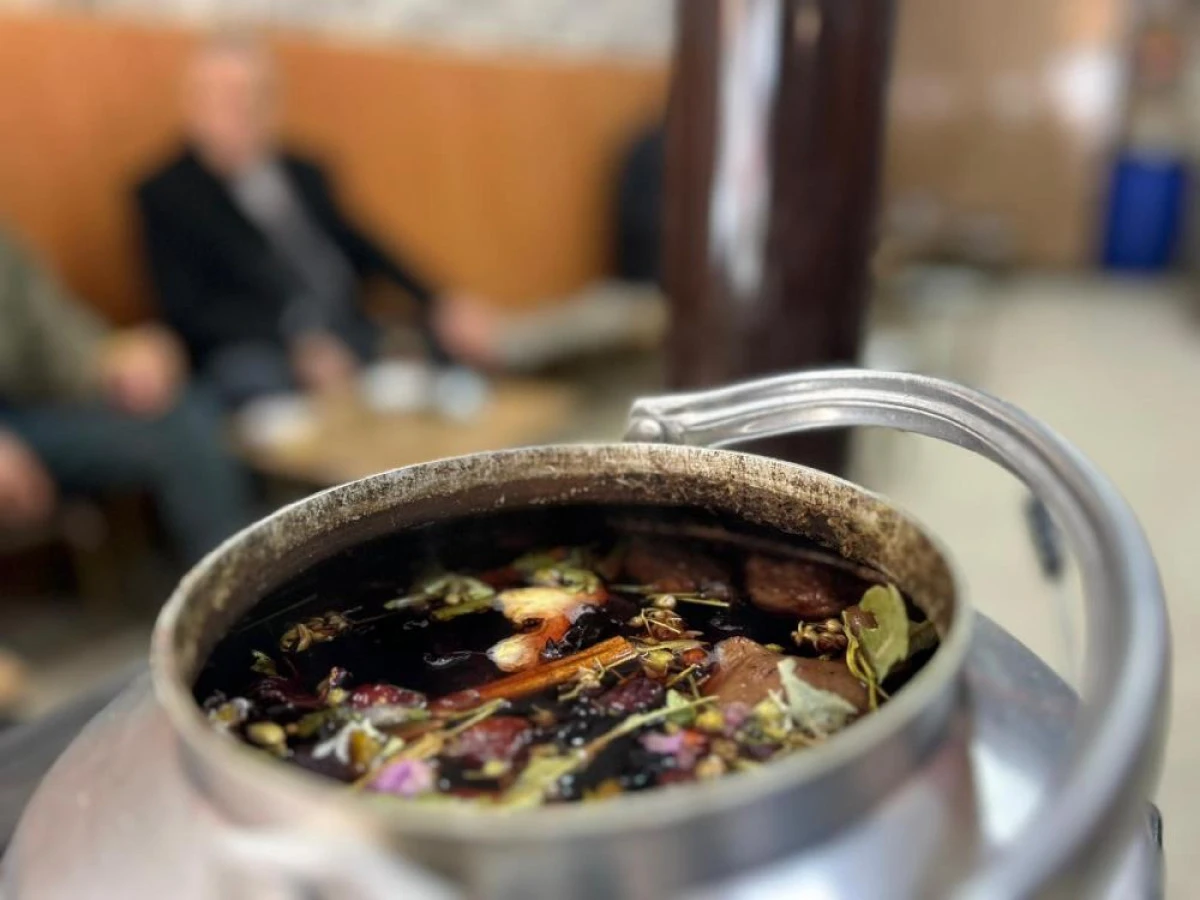 Van&rsquo;da soba &uuml;zerinde demlenen kış &ccedil;ayları ilgi g&ouml;r&uuml;yor