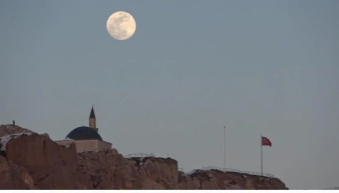 Van'da tarih ile dolunayın buluşması g&ouml;rsel ş&ouml;len sundu