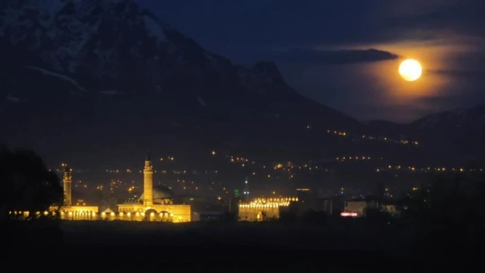 Van'da tarih ve dolunay manzarası mest etti