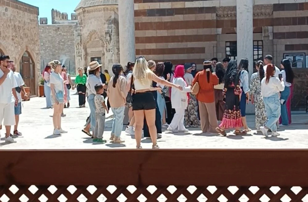 Van'da tarihi camiye uygunsuz kıyafetlerle girilmesi tepki topladı