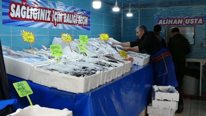 Van'da tezgahlar &ccedil;eşitlendi: T&uuml;keticinin tercihi Van G&ouml;l&uuml;'n&uuml;n incisi oldu