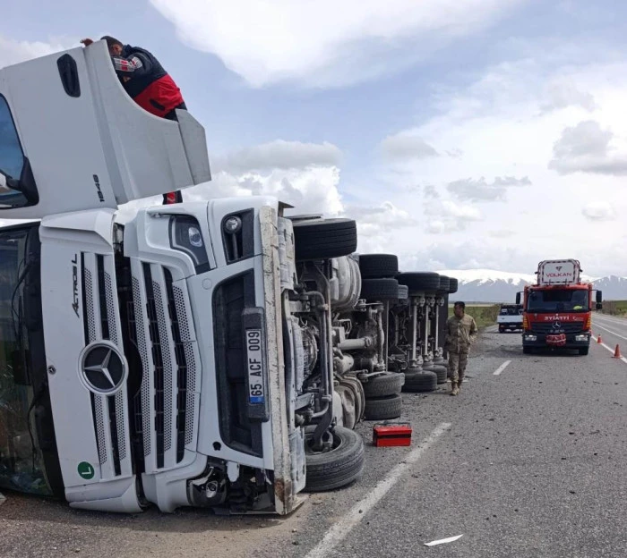 Van'da tır devrildi: 1 yaralı