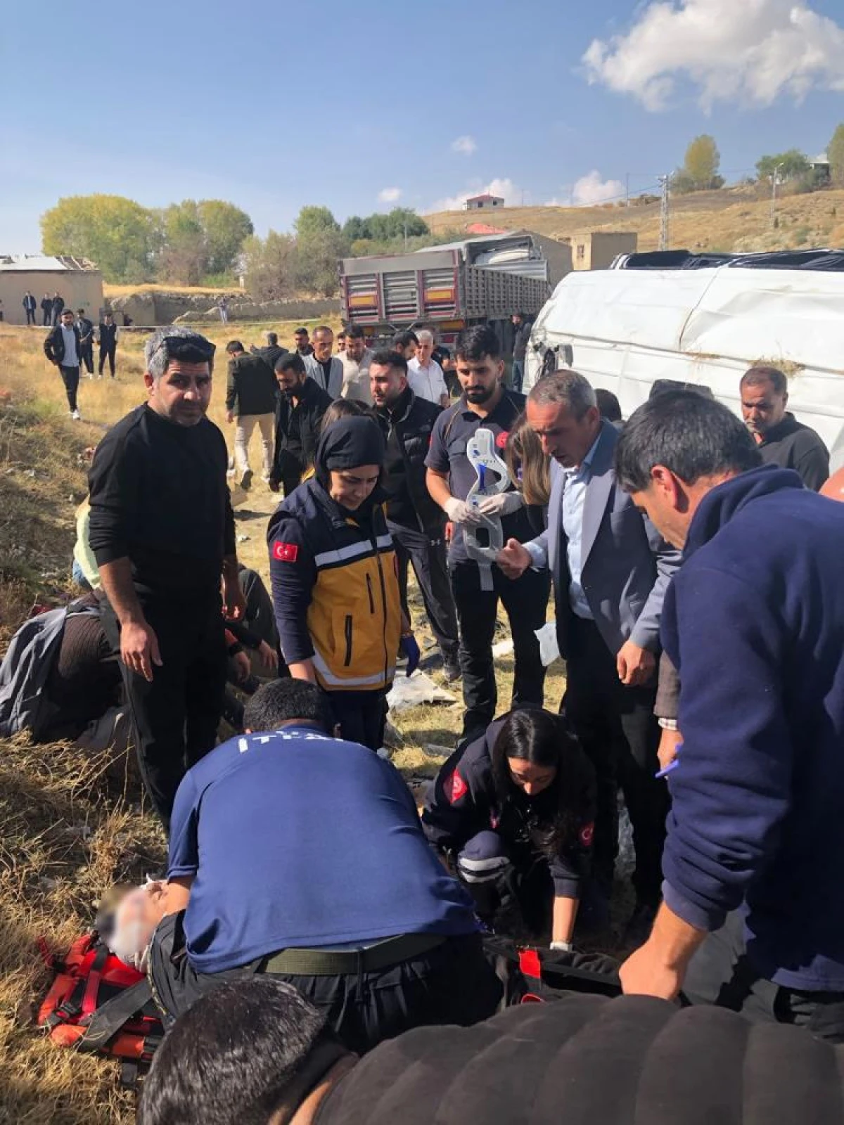 Van'da tır yolcu minib&uuml;s&uuml; ile &ccedil;arpıştı: 11 yaralı