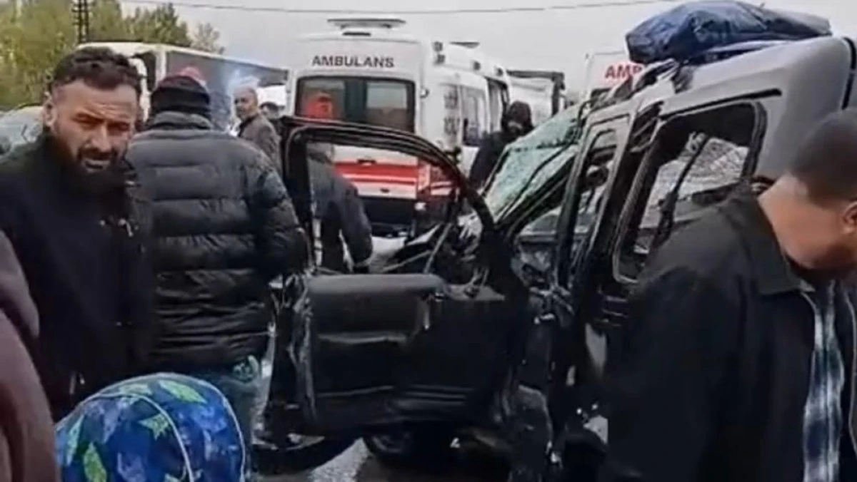 Van&rsquo;da tırla hafif ticari ara&ccedil; &ccedil;arpıştı: 2 yaralı