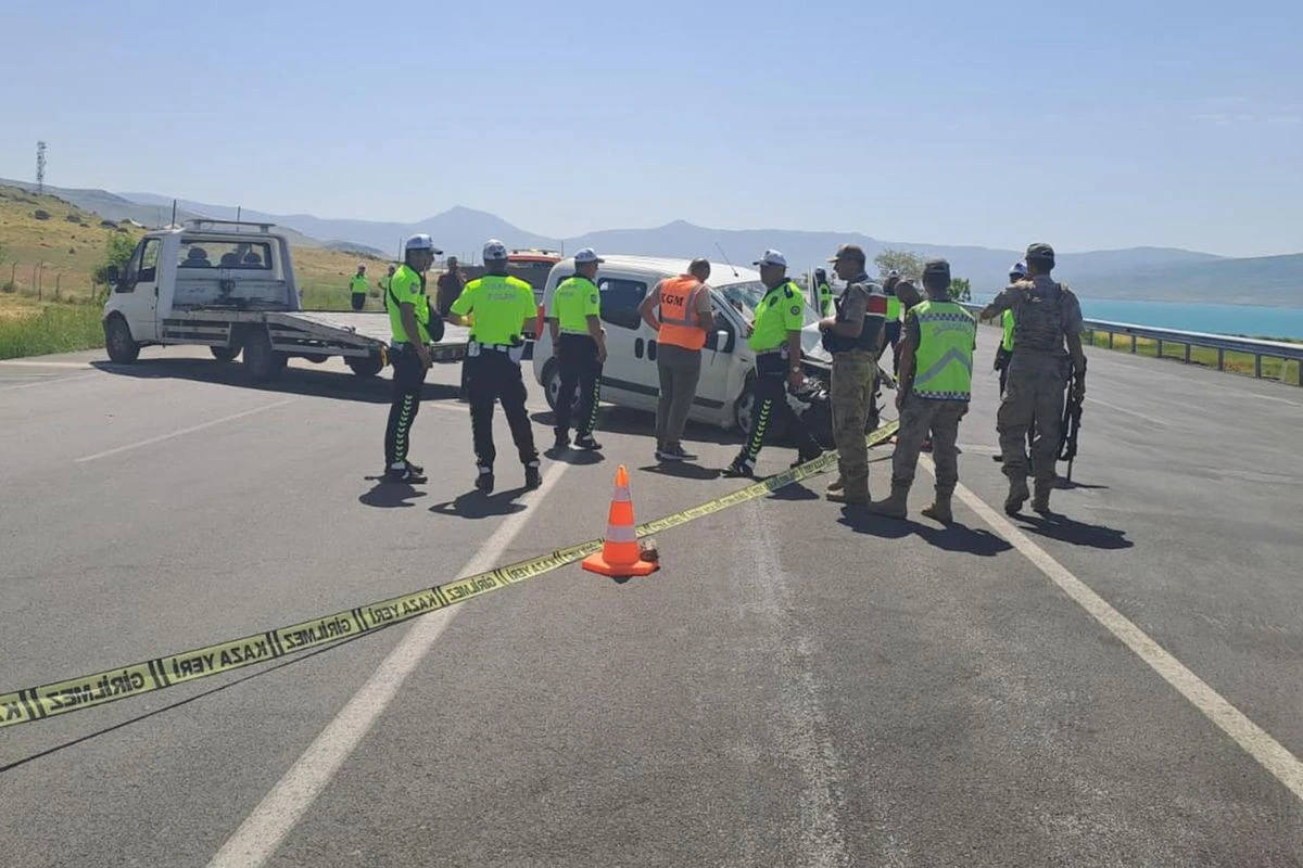 Van'da trafik kazası: 1 jandarma personeli şehit, 5 yaralı