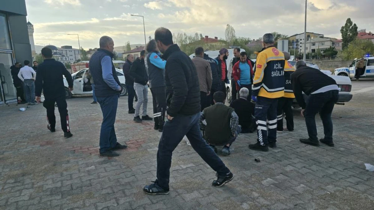 Van'da İki Otomobil Çarpıştı: 6 Yaralı